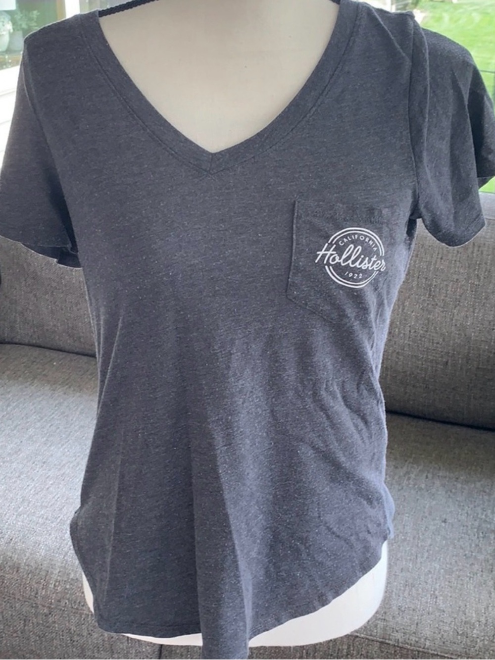 Hollister Heathered Charcoal Gray V-Neck Pocket Graphic Tee Top S 🩶